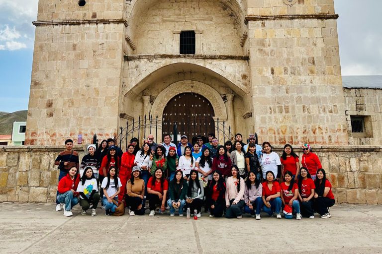 Proyección Social Navideña en Callalli: Un día de solidaridad y alegría